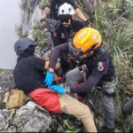 Rescatan a una persona lesionada tras caer de unos 30 metros de altura en paraje conocido como Pico Piquín en el Cerro de las Mitras en Monterrey.