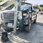 Conductor invade carril al tomar calle en contra y provoca choque en Monterrey