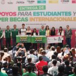Entrega Gobernador Súper Becas a jóvenes por hasta 100 mil pesos