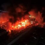 Voraz incendio consume bodega de Pepsi en Matamoros; 40 camiones repartidores quedan reducidos a cenizas