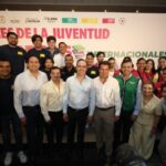 Entrega Manolo «Super Becas» a jóvenes coahuilenses