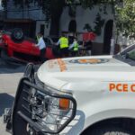 Vuelca vehículo tras choque en el centro de Monterrey