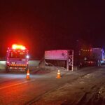 Tráiler vuelca en Arteaga y provoca caos vial durante horas