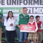 Inicia Manolo entrega de uniformes y tenis gratis en las escuelas rurales