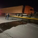 Tráiler termina sobre barrera tras presunta dormitada del conductor en Ramos Arizpe