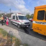 Niña de 10 años sale proyectada de transporte escolar en Monterrey