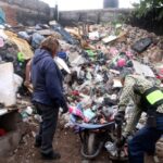 Retiran casi 50 toneladas de basura de una vivienda en Chihuahua